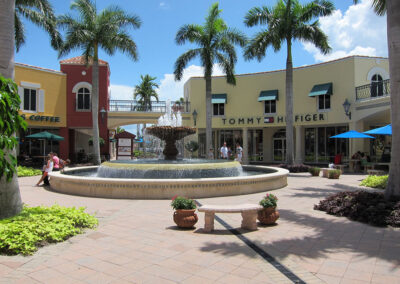 Water-fountain-by-the-Miromar-Outlets-in-Estero,-Florida